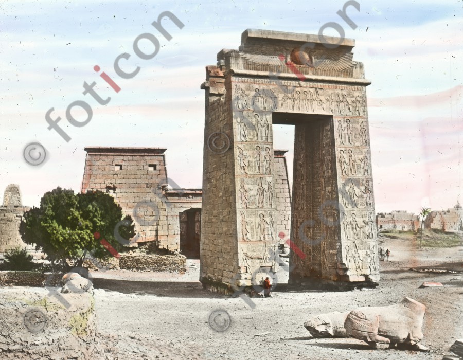 Pylon des Tempels | Pylon of the temple (foticon-simon-008-042.jpg)